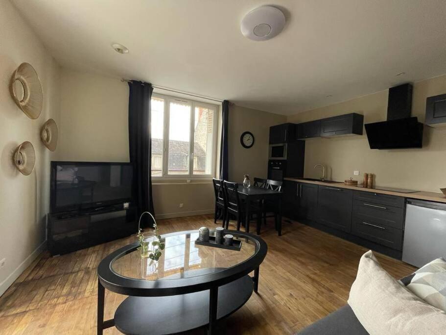 Terrace Retreat: Comfort With Free Parking Apartment