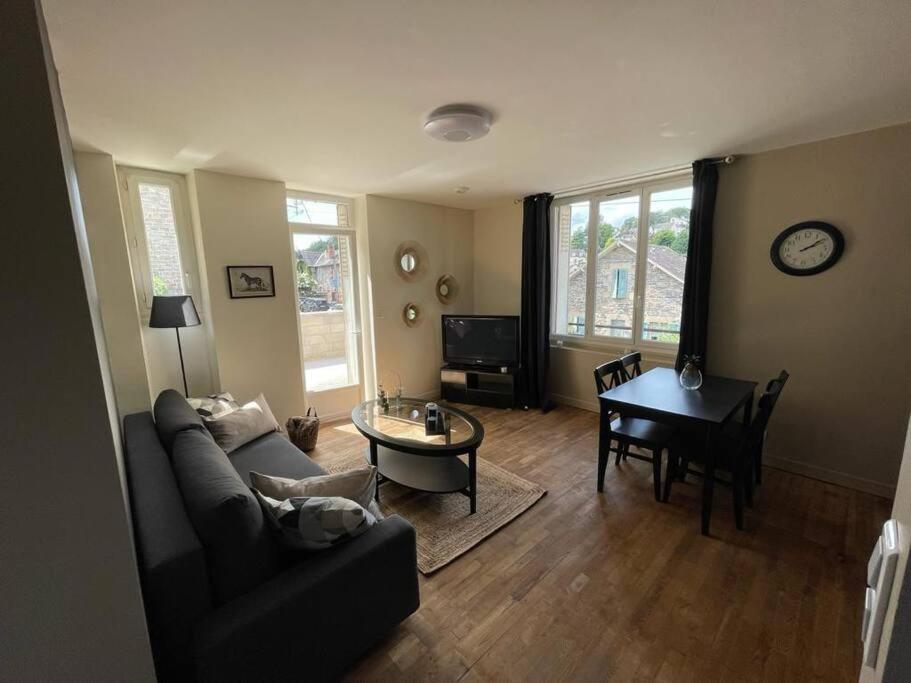 Terrace Retreat: Comfort With Free Parking Apartment *