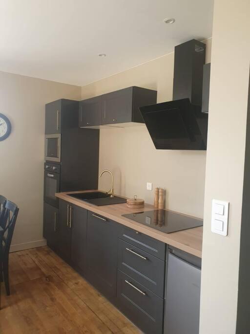 Terrace Retreat: Comfort With Free Parking Apartment