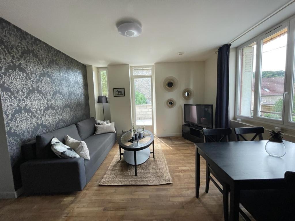 Terrace Retreat: Comfort With Free Parking Apartment